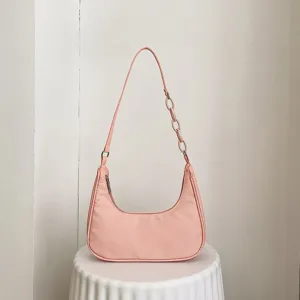 Vue détail sac épaule nylon rose, détail chaîne acrylique, accessoire tendance style quotidien.
