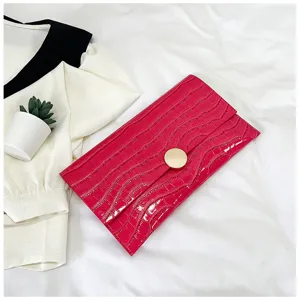 Femme mode vintage pochette enveloppe sac rose rouge croco texture décontracté minimaliste