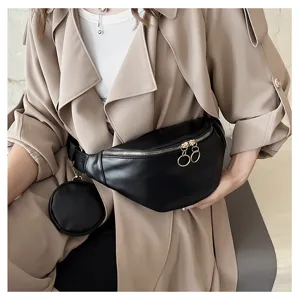 Vue détaillée de sac de poitrine en cuir PU noir avec porte-monnaie rond et zips métalliques.