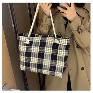 Detailansicht der stylischen Karo-Tasche aus Wolle mit dicken Seilgriffen und viel Platz.