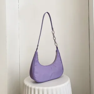 Vue détaillée d'un sac à aisselles hobo en nylon stylé avec chaîne en acrylique femme.