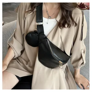 Sac de poitrine tendance en cuir PU noir avec sangle large et petit porte-monnaie.