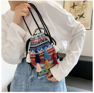 Sac seau ethnique tissé avec des pompons colorés et cordon pour la mode quotidienne.