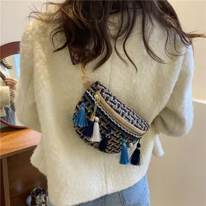 Modische gewebte Tweed Umhängetasche mit bunten Quasten und ethnischem breiten Riemen für Damen.