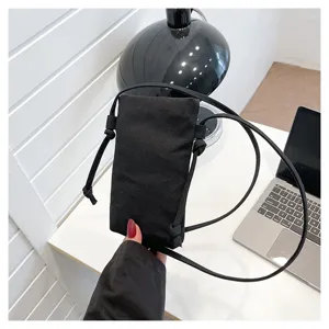 Sac bandoulière noir pour téléphone portable en toile, design vertical minimaliste chic.
