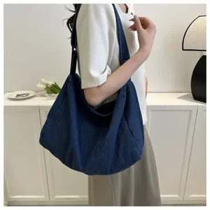 Sac a bandouliere en denim decontracte pour femme, fourre-tout souple et elegant.