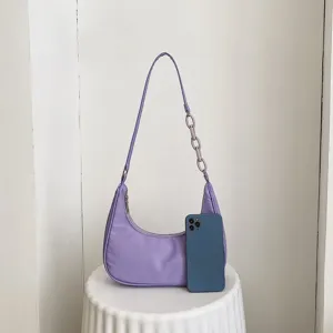 Sac porté épaule hobo en nylon violet pour femme avec détail chaîne acrylique, chic.