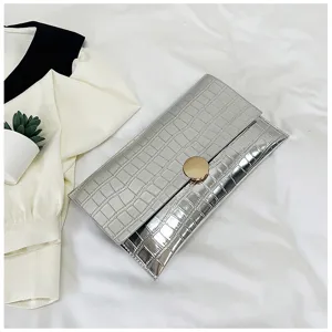 Sac clutch enveloppe argenté motif crocodile avec fermeture à bouton pression doré métallique.