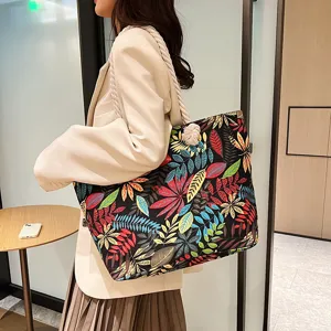 Detailansicht der Herbst Canvas Schultertasche mit buntem Blätterprint, große Freizeittasche.