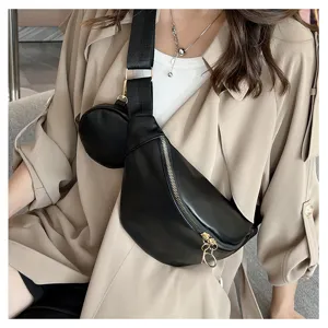 Vue détaillée du sac bandoulière de poitrine en cuir PU noir pour femmes avec petite pochette.