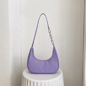 Vue détaillée du sac porté épaule en nylon violet avec chaîne en acrylique élégante.