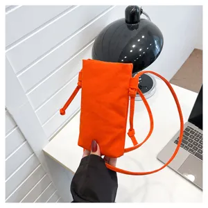 Sac bandoulière en toile orange, pochette téléphone décontractée avec détails de nœuds.