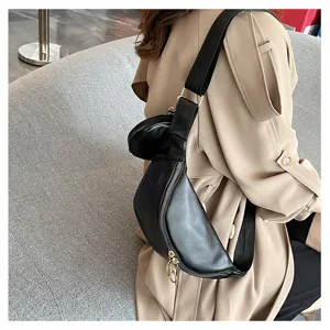 Vue détaillée d'un sac à bandoulière élégant en cuir PU noir porté sur l'épaule au quotidien