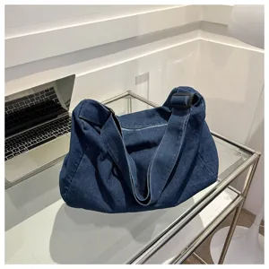 Vue détaillée du sac porté épaule en denim pour femme, design cabas uni et minimaliste.