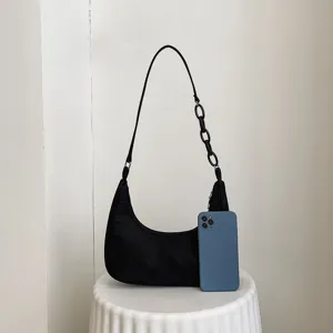 Sac à épaule noir en nylon avec détail de chaîne en acrylique pour un style quotidien.