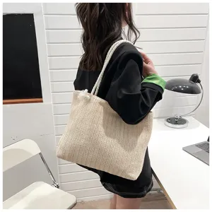 Geflochtene Strohtasche Detailansicht, lässiger Umhängetaschen-Stil für den Sommer Alltag.
