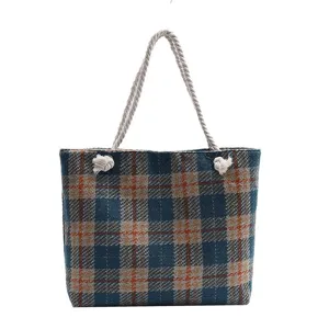 Klassische blaue karierte Wolltasche im Detail, weicher Stoff und stabile Seilgriffe.