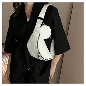 Vue détaillée d'un sac à bandoulière élégant en cuir PU blanc avec une mini pochette ronde.
