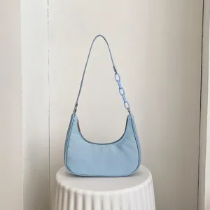 Gros plan detail du sac porte epaule en nylon bleu clair avec bandouliere en acrylique.