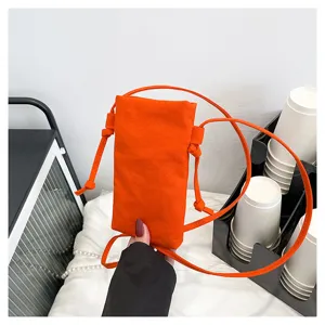 Sac bandoulière téléphone en toile orange vue détaillée, design simple pour femme usage.