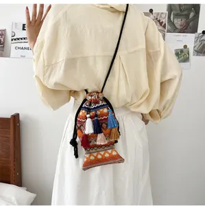 Sac seau bandoulière tissé style ethnique avec pampilles colorées pour la mode des femmes