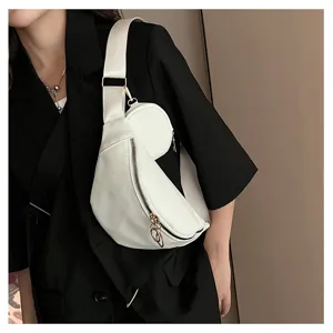 Sac bandoulière blanc en PU vue de détail montrant la texture lisse et la large sangle.