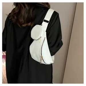 Sac bandoulière poitrine en cuir PU blanc avec petite pochette ronde pour femme casual.