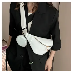 Vue de détail en gros plan d'un sac de poitrine élégant en cuir PU blanc avec une pochette.