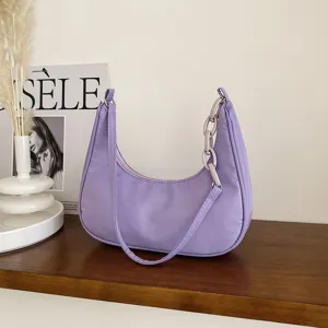 Gros plan sur un sac à aisselle en nylon violet chic avec une chaîne en acrylique stylée.