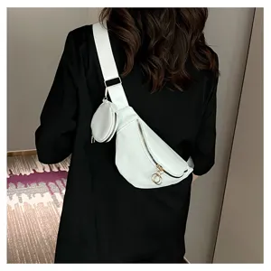 Détail de sac de poitrine en cuir PU blanc décontracté, sac bandoulière élégant avec monnaie.