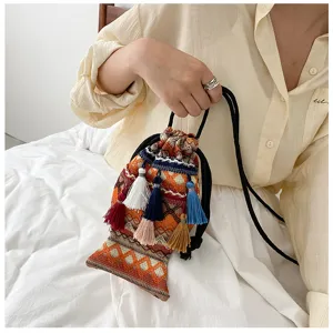Sac seau brodé style ethnique avec pampilles pour femmes, élégant sac bandoulière mode.