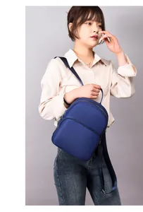 Gedetailleerd overzicht van de blauwe oxford stoffen casual damesrugzak voor dagelijks gebruik.