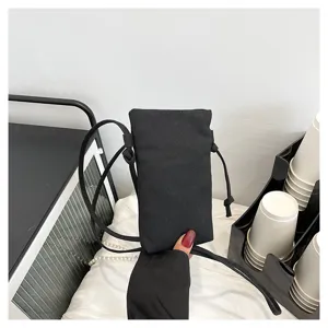 Sac bandoulière minimaliste en toile noire pour téléphone avec lanières fines style quotidien.