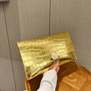 Sac pochette enveloppe gaufré crocodile métallisé doré élégant pour les femmes.