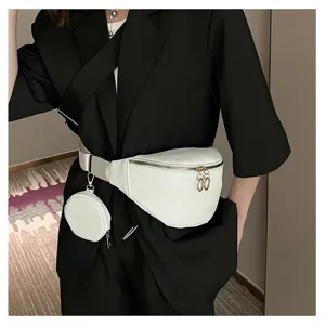 Vue rapprochée détaillée d'un sac de poitrine blanc tendance en cuir PU avec petite poche.