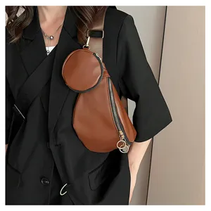 Sac de poitrine bandoulière en cuir PU marron élégant avec petite pochette ronde pour femme.