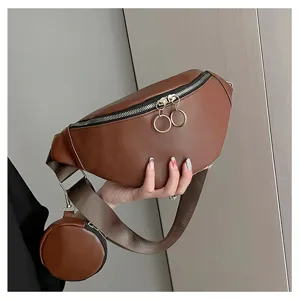 Vue détaillée du sac de poitrine en PU marron avec zips doubles anneaux et mini poche.