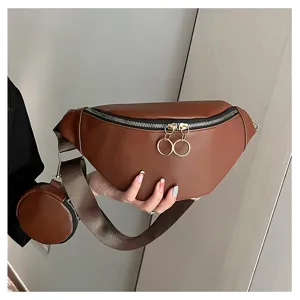 Vue de détail élégant sac de poitrine en cuir PU marron avec sangle large et porte-monnaie.