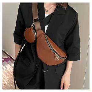 Vue détaillée d'un sac de poitrine stylé en cuir PU marron avec petit porte-monnaie.