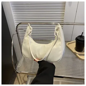 Sac bandoulière élégant en nylon blanc, sac hobo décontracté pour femmes pour un usage quotidien.