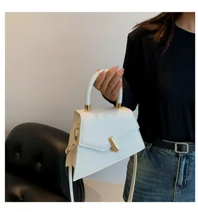 Borsa a mano geometrica bianca con chiusura dorata, elegante borsa a tracolla chic.