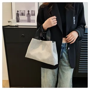Sac à main décontracté en velours côtelé uni avec tissu doux et poignées solides. Vue détail.