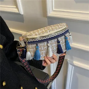 Nahaufnahme der gewebten Bauchtasche mit bunten Quasten und breitem Ethno-Gurt.