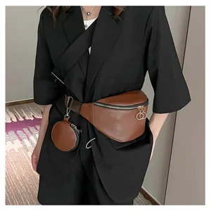 Gros plan détaillé du sac de poitrine en cuir PU marron avec fermeture éclair et pochette.