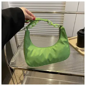 Sac à épaule hobo en nylon vert tendance avec chaîne, petit sac fourre-tout décontracté.