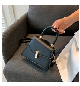 Borsa a mano strutturata monocolore nera a tracolla con chiusura a lucchetto metallico.