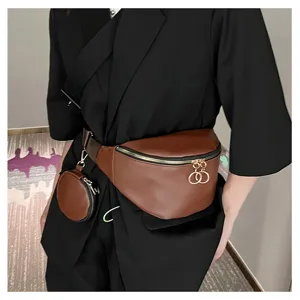 Vue détaillée du sac banane en cuir PU marron avec petite pochette et fermeture éclair dorée.