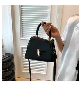Borsa a mano nera monocolor alla moda con chiusura a spalla e tracolla dettaglio