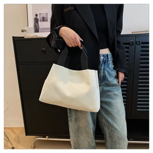 Sac cabas décontracté en velours côtelé, détail montrant la texture, style automne tendance.
