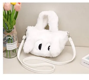 Gros plan détaillé du sac à main en peluche blanche douce avec des yeux de dessin animé.